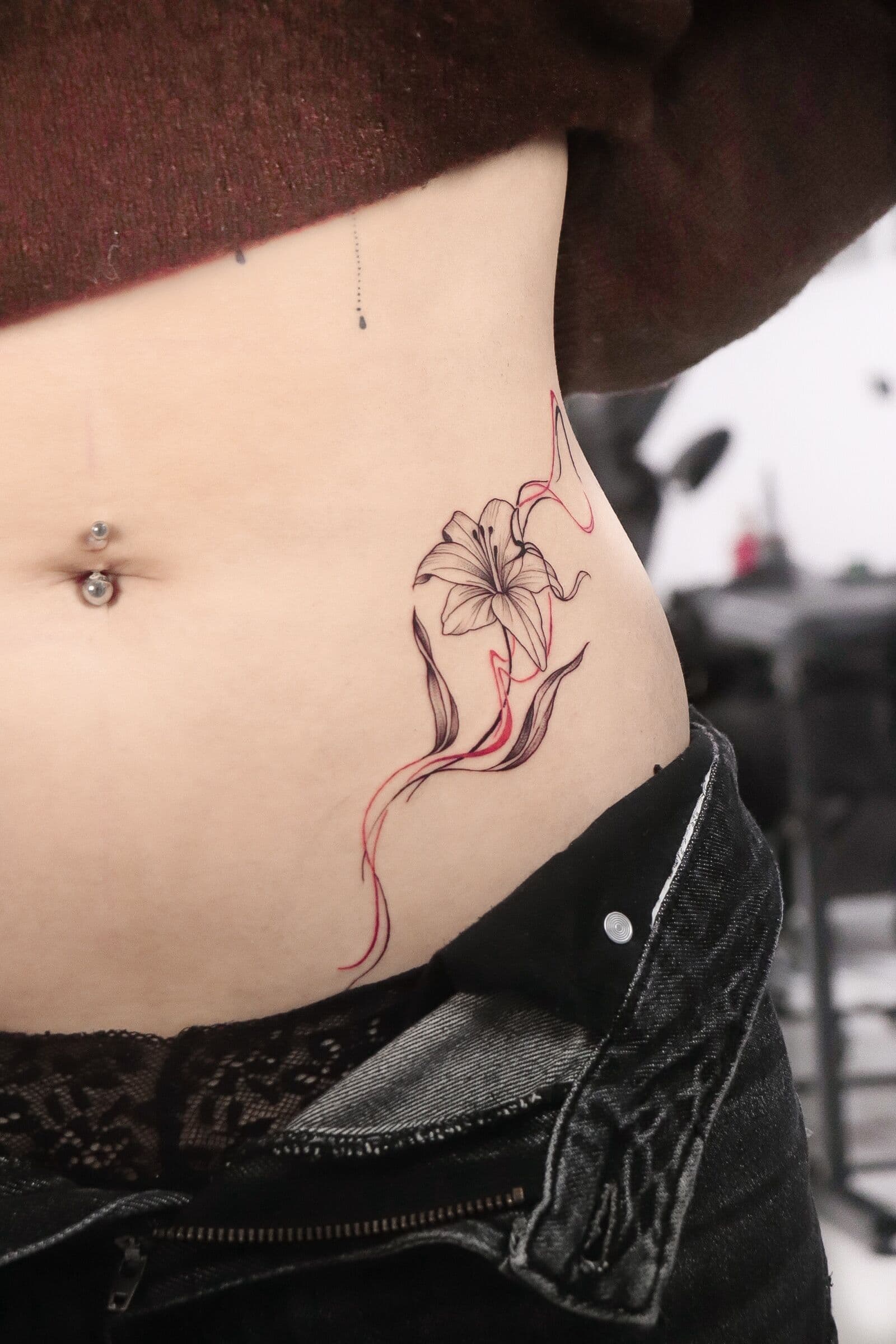 Lilie, Tattoo an der Hüfte