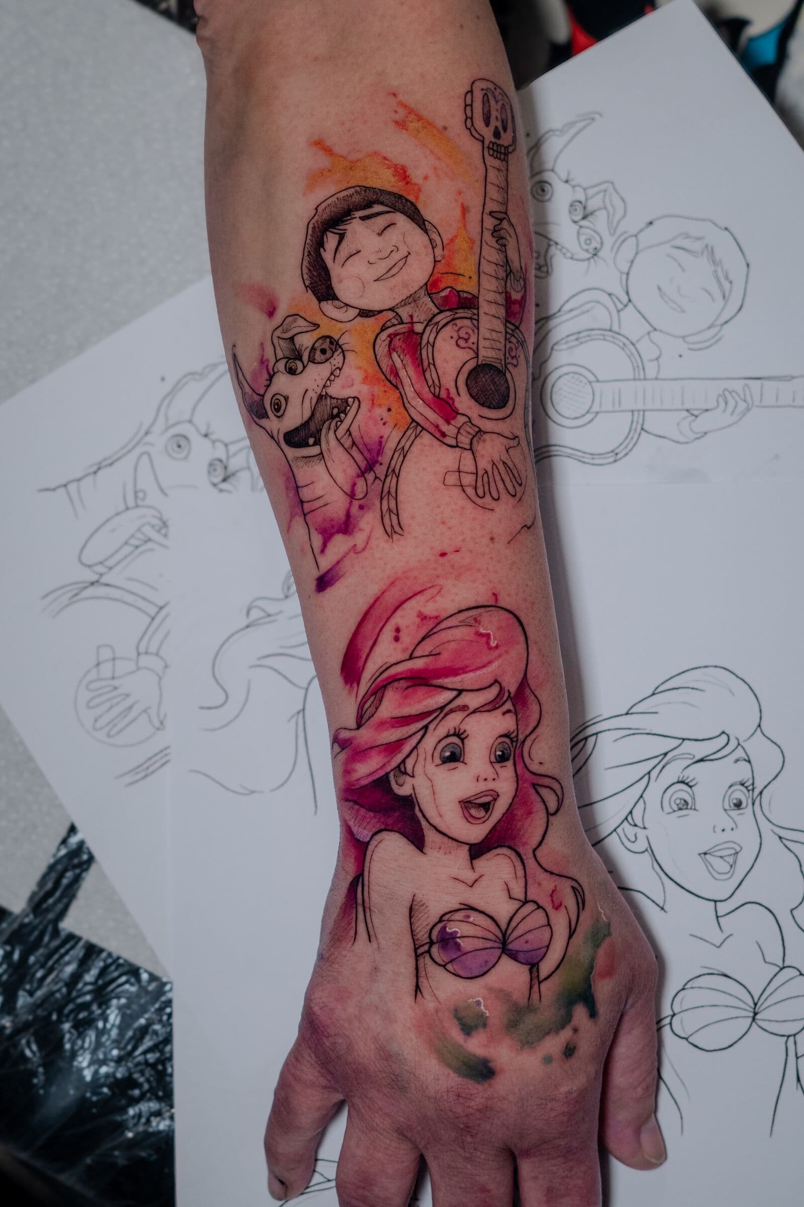 Zeichentrickfiguren, farbig, Tattoo an Unterarm und Hand