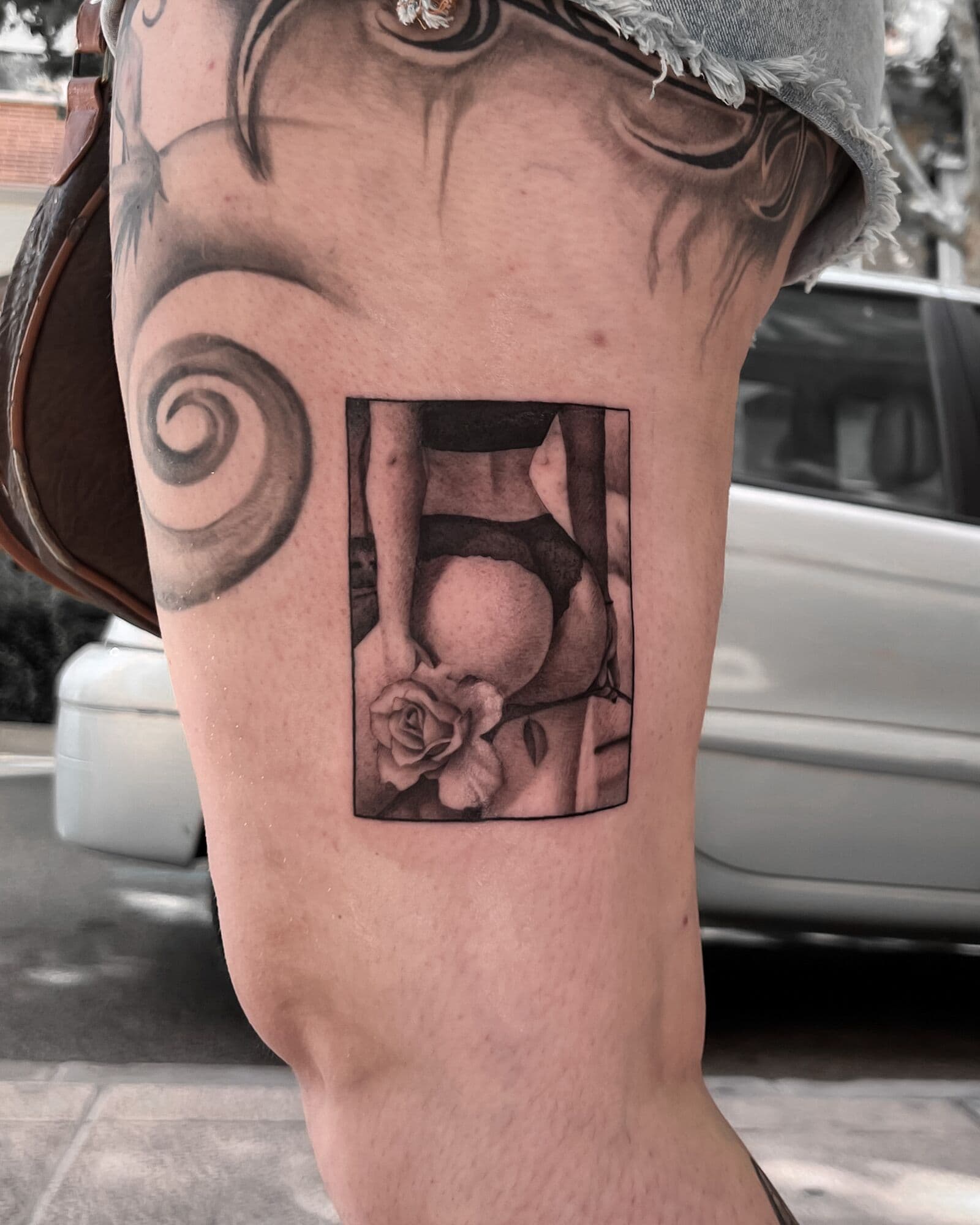 Figur mit Rose, Tattoo am Oberschenkel