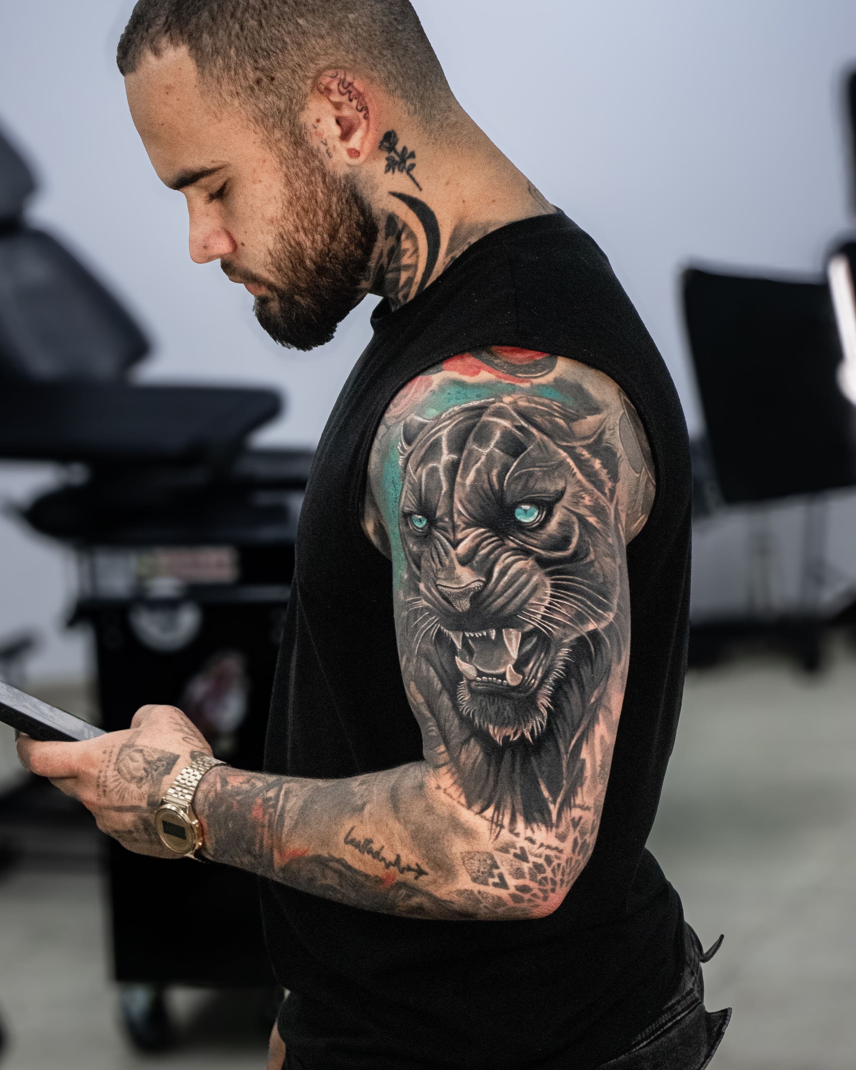 Mann mit Panther-Tattoo am Oberarm