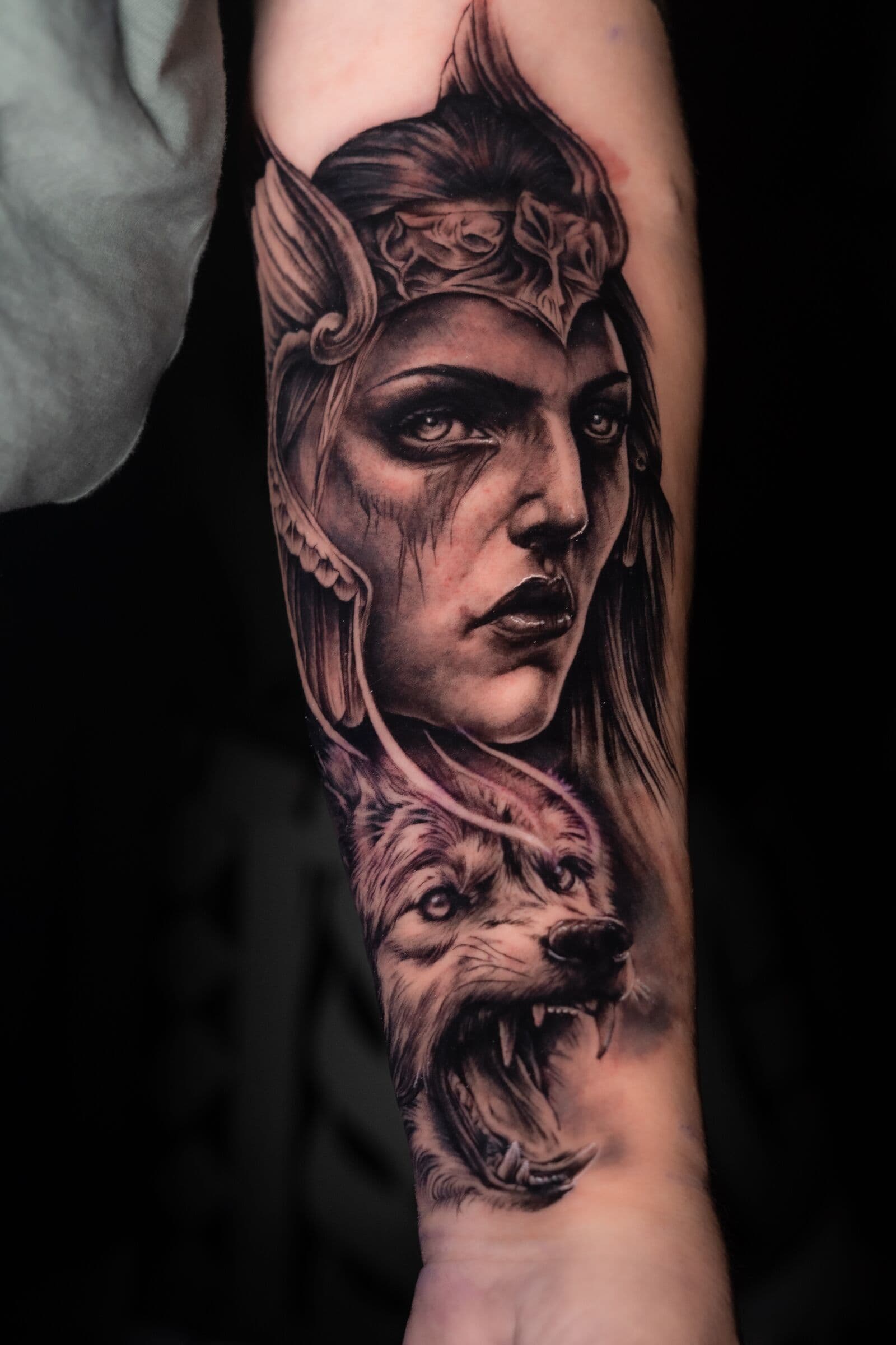 Kriegerin mit Wolf, Tattoo am Unterarm
